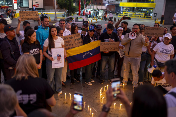 Personas sostienen carteles durante una manifestación por la libertad de presos políticos este domingo, en Caracas (Venezuela). EFE/ Miguel Gutiérrez