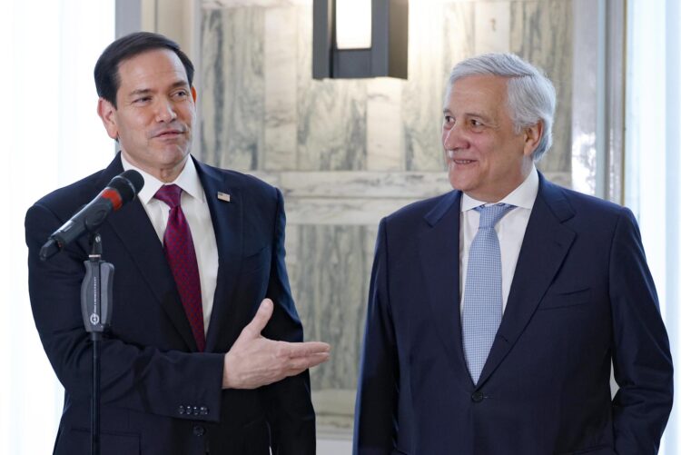 El secretario de Estado de EEUU Marco Rubio (i) es recibido por el Viceprimer Ministro y Ministro de Asuntos Exteriores de Italia, Antonio Tajani, en el Palacio de la Farnesina, Ministerio de Asuntos Exteriores de Italia en Roma, Italia, 08 de mayo de 2026. EFE/EPA/FABIO FRUSTACI