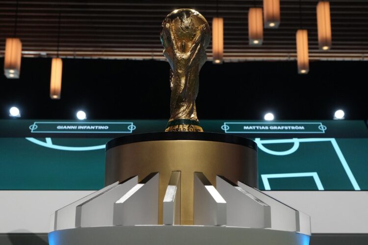 Fotografía de Bob Frid, en la que puede verse en una imagen de archivo del pasado 30 de abril el trofeo de la Copa del Mundo de fútbol. EFE