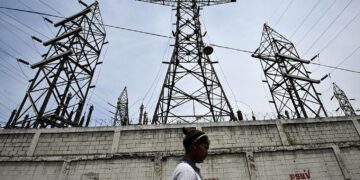 Sistema eléctrico en terapia intensiva: solo opera al 36% de su capacidad mientras el interior del país sufre apagones