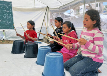 Niños de Gaza usan la música contra el trauma: «Solo la guitarra me ayuda a olvidar»