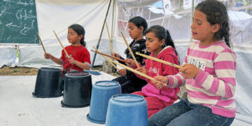Niños de Gaza usan la música contra el trauma: «Solo la guitarra me ayuda a olvidar»