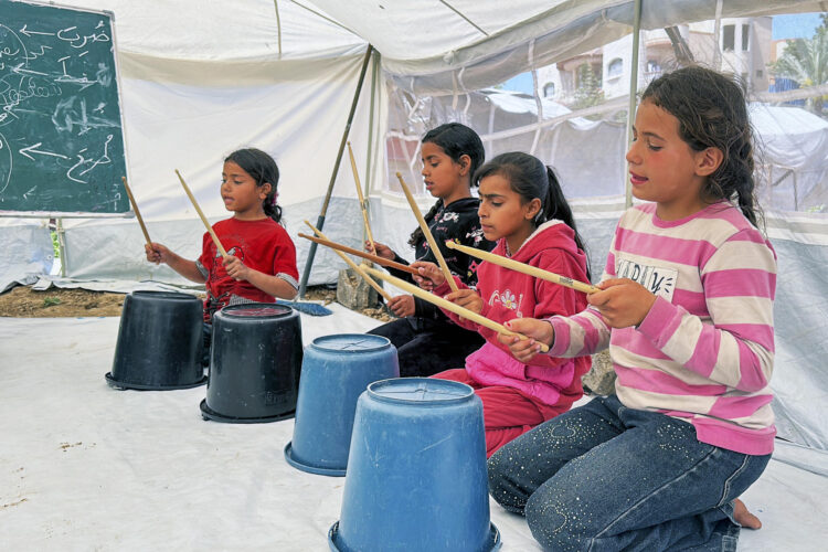 La sede de Gaza del conservatorio nacional palestino de música está en una tienda del campamento de Nuseirat (centro de la Franja). El espacio, que también hace las veces de escuela, lo preside una pizarra con conjugaciones de verbos en árabe. Pero hoy no toca eso: para Ghazal y otros niños hoy es día de percusión. GAZA/EFE