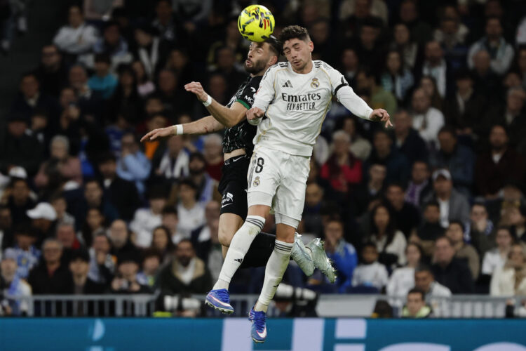 Foto de archivo del centrocampista uruguayo del Real Madrid, Federico Valverde (c), durante el encuentro correspondiente a la jornada 28 de Laliga EA Sports contra el Elche en el estadio Santiago Bernabéu, en Madrid. EFE / Sergio Perez.