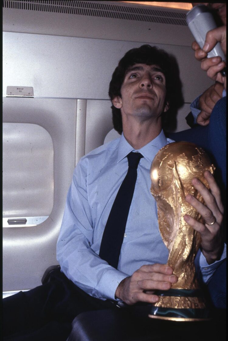 El delantero Paolo Rossi, fallecido el 10 de diciembre de 2020, luce en esta foto de archivo el trofeo que acreditó a Italia como campeón del Mundial de 1982 celebrado en España, una edición que sirve de ejemplo para mostrar selecciones que comenzaron mal y alcanzaron a enderezar el rumbo en las fases siguientes hasta conquistar el título. EFE/EPA/ANSA
