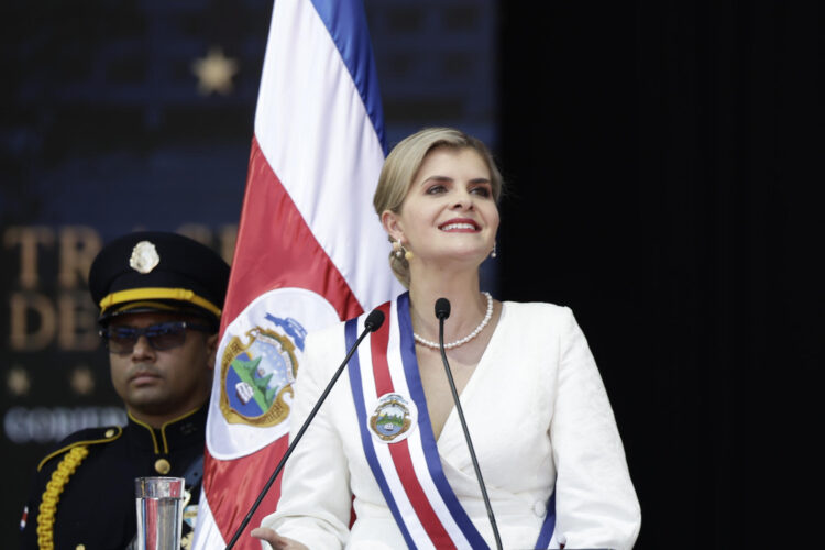 AME489. SAN JOSÉ (COSTA RICA), 08/05/2026.- La presidenta electa de Costa Rica, Laura Fernández, habla en su ceremonia de investidura para el periodo 2026-2030, este viernes, en el Estadio Nacional de San José (Costa Rica). EFE/ Jeffrey Arguedas