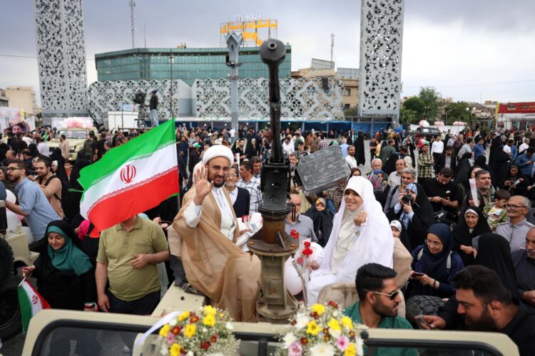 Una pareja iraní llega en un vehículo militar durante una ceremonia nupcial colectiva organizada en el marco de la campaña "Jan-Fada" (Sacrificio de la Vida) en Teherán, Irán, el 18 de mayo de 2026. El conflicto entre Irán y Estados Unidos continúa, mientras el presidente estadounidense Donald Trump reitera sus amenazas de nuevas acciones militares contra Irán.. (Teherán) EFE/EPA/ABEDIN TAHERKENAREH