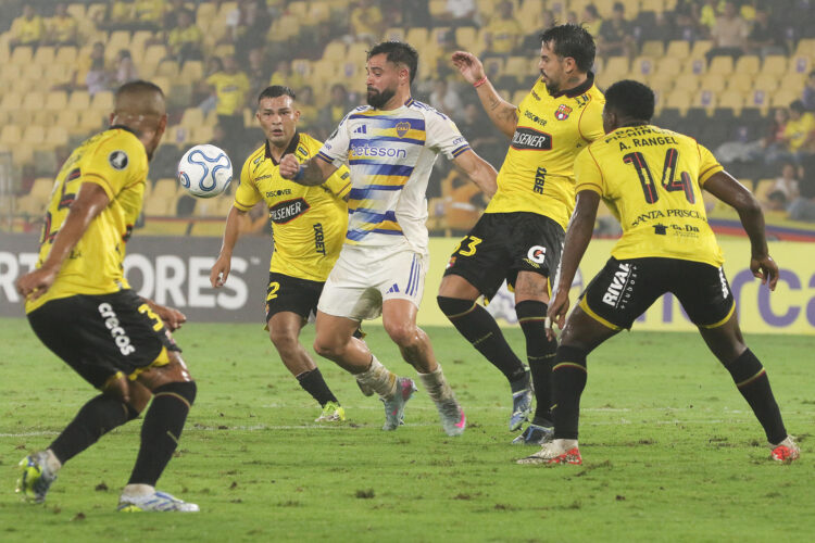 Jugadores de Barcelona presionan el avance de Milton Giménez de Boca Juniors este martes, durante un partido de la cuarta jornada de la Copa Libertadores jugado en el estadio Monumental Banco Pichincha de Guayaquil. EFE/ Jonathan Miranda