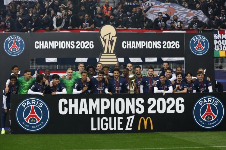 Los jugadores del PSG celebran el título de la liga francesa, el pasado 17 de mayo. EFE/EPA/MOHAMMED BADRA