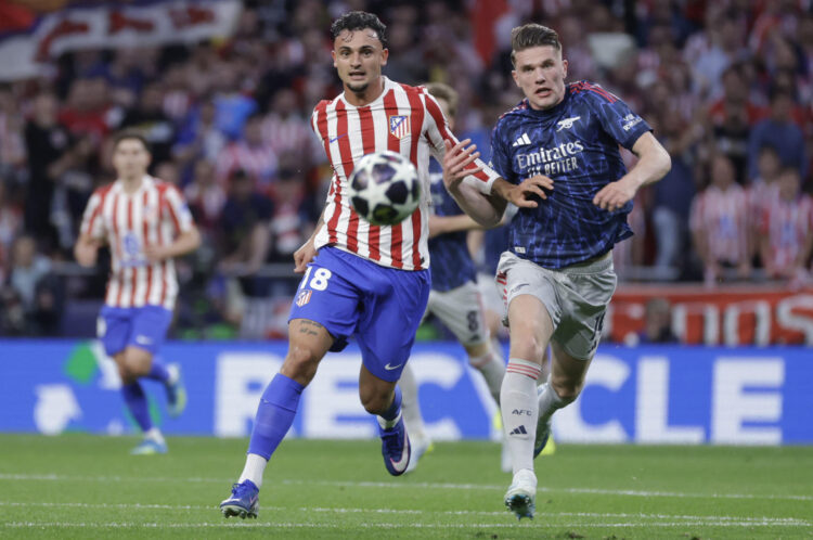 Pubill, frente a Gyokeres, en el partido de ida del pasado miércoles. EFE / Juanjo Martín.