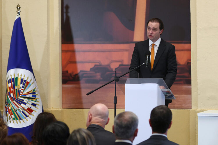 El presidente de la Corte Interamericana de Derechos Humanos (Corte IDH), el brasileño Rodrigo Mudrovitsch, habla durante un acto oficial este lunes, en la sede del Ministerio de Gobierno, en Ciudad de Panamá (Panamá). "La celebración de los periodos de sesiones fuera de nuestra sede, en San José (Costa Rica), constituye una práctica revestida de un profundo significado y trascendencia para este tribunal", dijo Mudrovitsch. EFE/ Carlos Lemos