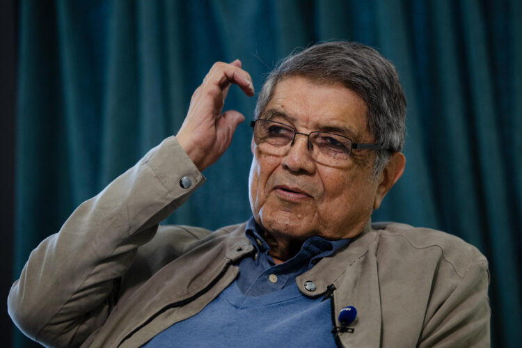 El escritor hispanonicaragüense Sergio Ramírez (Masatepe, Nicaragua, 1942), candidato a ocupar la silla L de la Real Academia Española (RAE), vacante desde el fallecimiento de Mario Vargas Llosa, ha defendido "la vitalidad" de la lengua española y su expansión en los Estados Unidos de Donald Trump. 
"El español es una lengua expansiva, agresiva, no se detiene ante ninguna frontera y eso habla de su vitalidad; cómo invade los Estados Unidos, donde se ha convertido en la segunda lengua más importante después del inglés, es un fenómeno admirable", ha señalado en una entrevista con EFE. EFE/ Daniel González