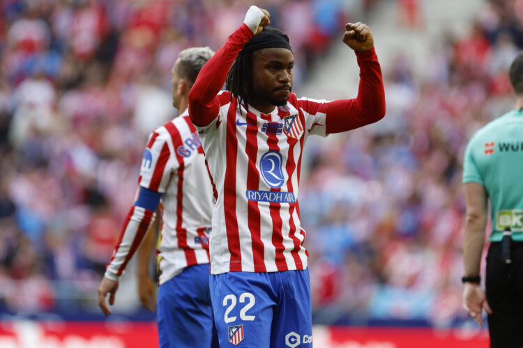 El delantero del Atlético de Madrid Ademola Lookman celebra tras marcar el 1-0 durante el encuentro de la jornada 37 de LaLiga entre Atlético de Madrid y Girona FC, este domingo en el Estadio Metropolitano de Madrid. EFE/ Mariscal