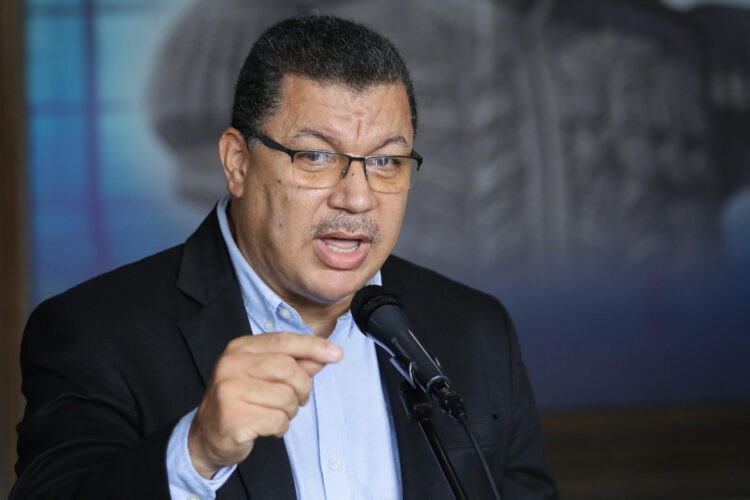 Fotografía de archivo en la que se captó al secretario general del partido opositor venezolano Movimiento Por Venezuela (MPV), Simón Calzadilla, durante una rueda de prensa, en Caracas (Venezuela). EFE/Ronald Peña