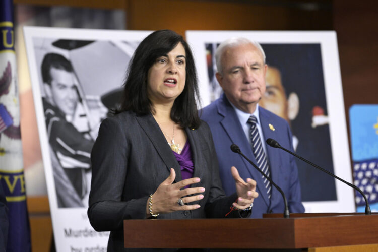 La congresista Nicole Malliotakis habla junto a su colega Carlos Gimenez, durante una rueda de prensa este miércoles en la sede del Congreso en Washington (EE.UU.). EFE/Lenin Nolly