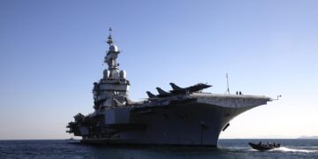 Francia envía a su portaviones al estrecho de Ormuz para preparar una operación defensiva