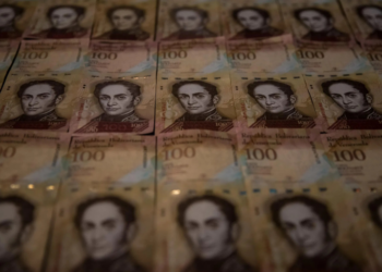 El bolívar pierde 45% de su valor frente al dólar en 2026