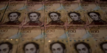 El bolívar pierde 45% de su valor frente al dólar en 2026