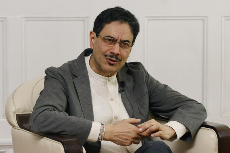 El candidato presidencial colombiano de izquierda Iván Cepeda habla durante una entrevista con EFE en la que afirma que retomará las conversaciones de paz con la guerrilla del Ejército de Liberación Nacional (ELN) en caso de ganar las elecciones, cuya primera vuelta se celebrará el próximo domingo, pero lo hará con el propósito claro de llegar a un acuerdo, no de seguir en "diálogos eternos", este jueves en Bogotá (Colombia). EFE/ Mauricio Dueñas Castañeda