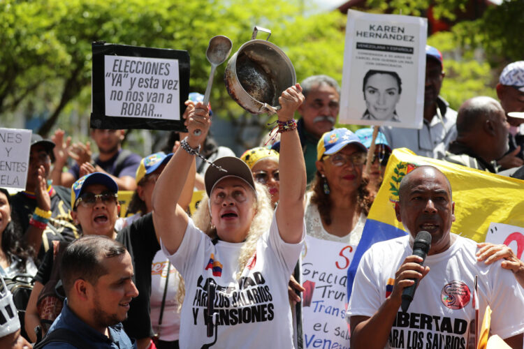 Una mujer golpea una cacerola durante una manifestación de la Coalición Sindical Nacional este jueves, en Caracas (Venezuela). EFE/ Ronald Peña R
