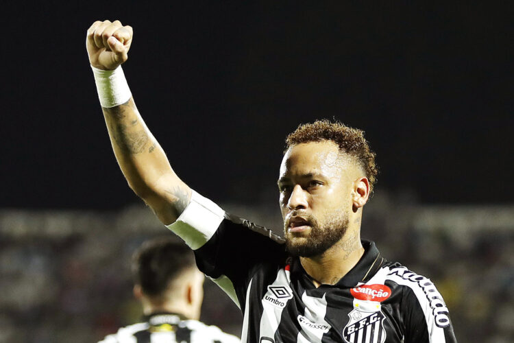 El futbolista brasileño Neymar de Santos, durante un partido disputado el pasado 5 de mayo. EFE/ Juan Pablo Pino