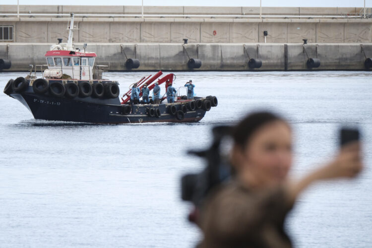 Los pasajeros que viajaban a bordo del crucero MV Hondius continúan desembarcando en pequeños grupos en el puerto de Granadilla de Abona (Tenerife). EFE/Miguel Barreto