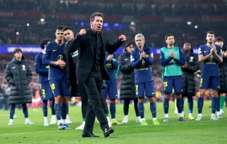 El entrenador del Atlético, Diego Simeone, y los jugadores aplauden a la afición tras el partido de vuelta de las semifinales de la Liga de Campeones ante el Arsenal en Londres. EFE/EPA/NEIL HALL