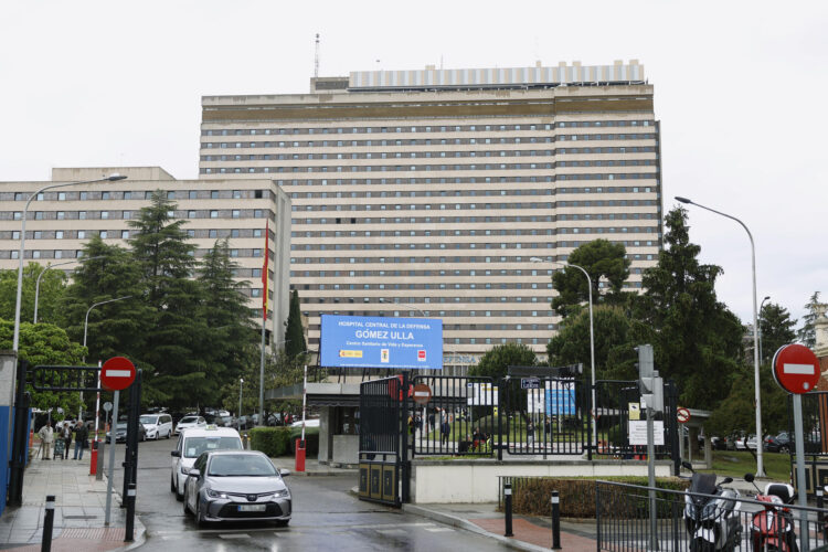 - Entrada al Hospital Gómez Ulla de Madrid, este viernes. Los 14 pasajeros españoles del crucero afectado por un brote de hantavirus se aislarán en el Hospital Gómez Ulla de Madrid, donde serán trasladados el lunes desde Tenerife. El Gobierno ha asegurado que los pasajeros se están mostrado "muy colaboradores" y ninguno ha manifestado por el momento su oposición a someterse a una cuarentena. EFE/ Rodrigo Jimenez