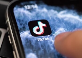El regulador británico acusa a TikTok y YouTube de no proteger suficientemente a los menores