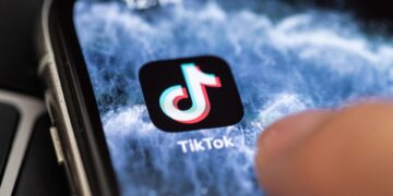 El regulador británico acusa a TikTok y YouTube de no proteger suficientemente a los menores
