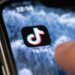 El regulador británico acusa a TikTok y YouTube de no proteger suficientemente a los menores