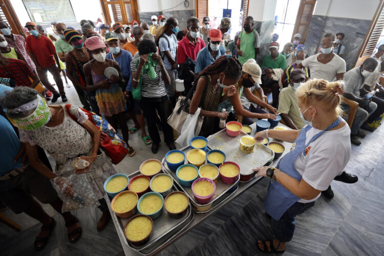 Personas reciben alimentos por personal de la ONG Quisicuaba este lunes, en La Habana (Cuba). EFE/ Ernesto Mastrascusa