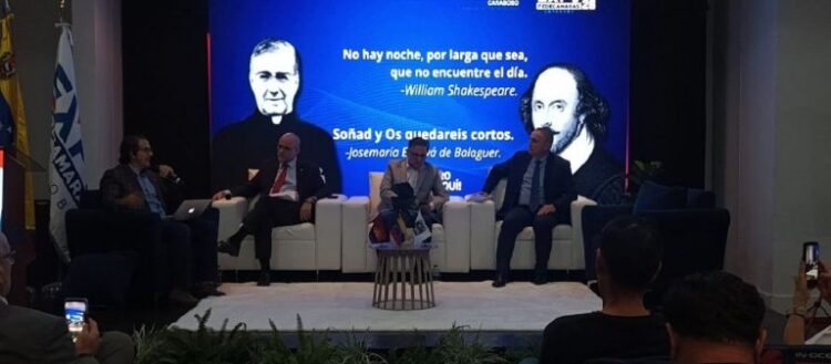 Presidente de la Cámara Petrolera de Venezuela, Enrique Novoa; el presidente de la fundación Bienvenidos al Futuro, Emilio Venuti; y el presidente de Fedecámaras, Felipe Capozzolo, junto al moderador de la conferencia, Juan Miguel León (Foto: Dayrí Blanco)
