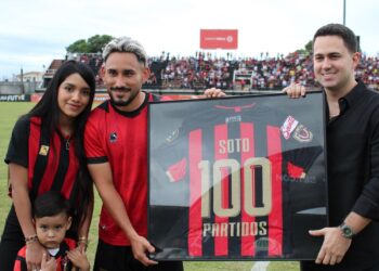 Con el Portuguesa FC | Homenajeado José Soto tras llegar a cien encuentros disputados