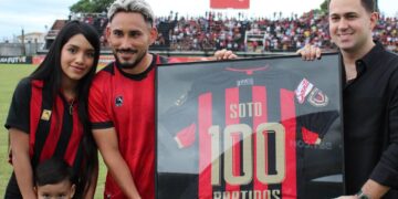 Con el Portuguesa FC | Homenajeado José Soto tras llegar a cien encuentros disputados