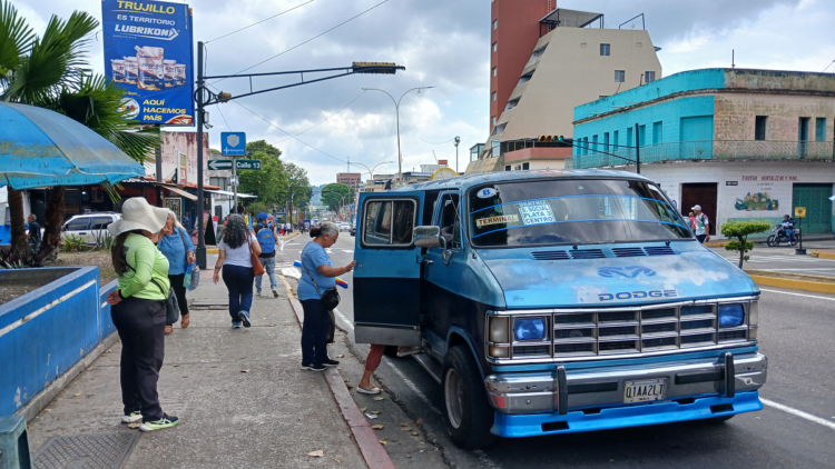 Transporte Público en Valera. (foto: Layisse Cuenca)