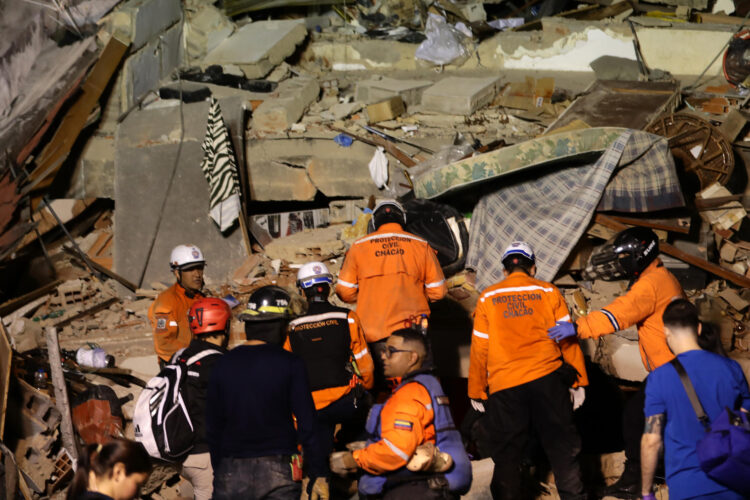Integrantes de cuerpos de emergencia buscan víctimas este miércoles, luego de dos fuertes terremotos sacudieron el Caribe venezolano en Caracas (Venezuela). El evento principal fue un sismo de magnitud 7,5, informó el sistema oficial de alerta de tsunamis de Estados Unidos. EFE/ Ronald Peña R