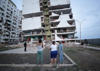 El grito de auxilio en una ciudad devastada en Venezuela que espera por rescatistas