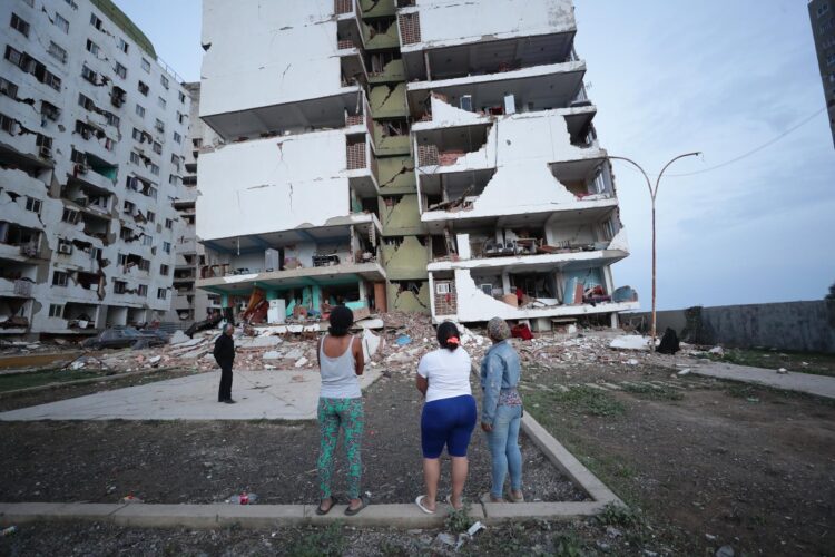 Residentes observan varios bloques de viviendas dañados por los terremotos en la localidad de Catia La Mar, en el estado costero de La Guaira (Venezuela) este jueves. EFE/ Ronald Pena R.