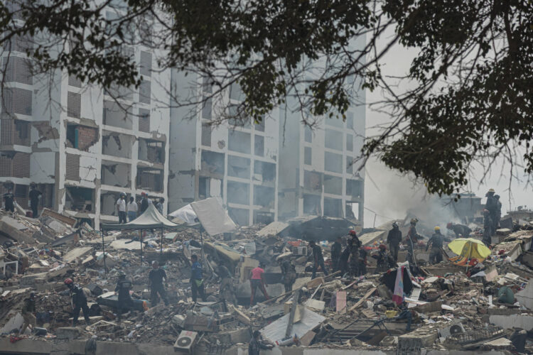 Rescatistas realizan labores de búsqueda de personas desaparecidas en una zona afectada por los terremotos, este domingo, en Tanaguaneras, La Guaira (Venezuela). EFE/ Henry Chirinos