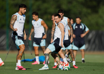 Argentina exhibe su fondo de armario con Julián Álvarez en el foco