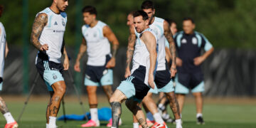Argentina exhibe su fondo de armario con Julián Álvarez en el foco