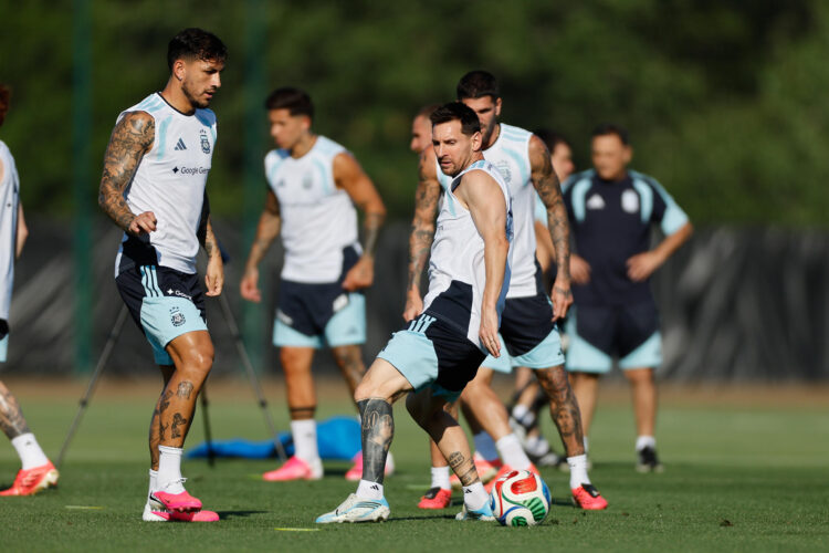 Lionel Messi (c) participa con sus compañeros en un entrenamiento de Argentina en el Sporting KC training center en Kansas City (Estados Unidos). EFE/ Juan Ignacio Roncoroni