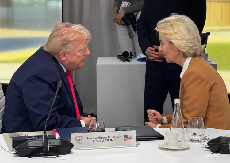 La presidenta de la Comisión Europea, Ursula von der Leyen, conversa con el presidente de EE. UU,. Donald Trump, durante la cumbre del G7 que se celebra en Évian, Francia. Von der Leyen ha asegurado en un mensaje publicado este martes en su cuenta oficial de X que felicitó a Trump por su acuerdo con Irán: "En Évian, felicité a @POTUS por su acuerdo con Irán. Ambos estamos de acuerdo en que debería significar un fin definitivo al programa nuclear de Irán. El Estrecho se reabrirá. Los precios del petróleo están cayendo. Y así es como la diplomacia da resultados". EFE/ @vonderleyen en X - SOLO USO EDITORIAL/SOLO DISPONIBLE PARA ILUSTRAR LA NOTICIA QUE ACOMPAÑA (CRÉDITO OBLIGATORIO) -