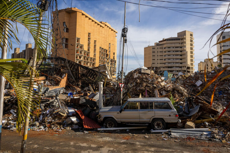 Fotografía que muestra escombros de edificaciones destruidas en Catia La Mar, La Guaira (Venezuela). EFE/ Miguel Gutiérrez