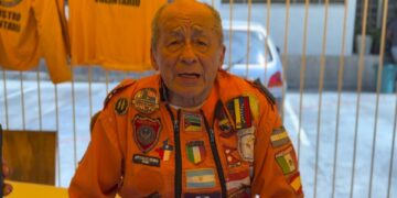 El rescatista mexicano de 80 años que atiende por tercera vez un desastre en Venezuela