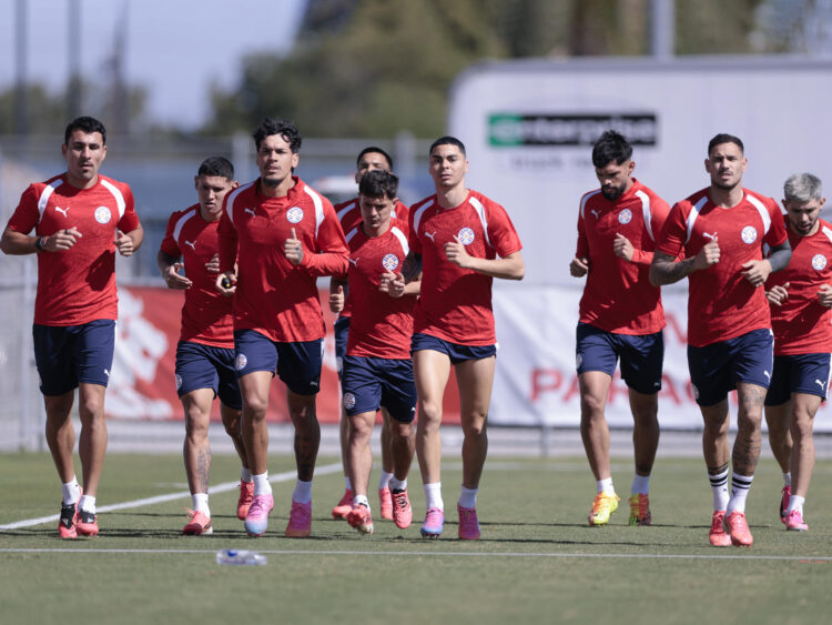 Fotografía difundida por la Asociación Paraguaya de Fútbol (APF) de un entrenamiento de la Albirroja con miras a su partido ante Turquía. EFE/APF/SOLO USO EDITORIAL