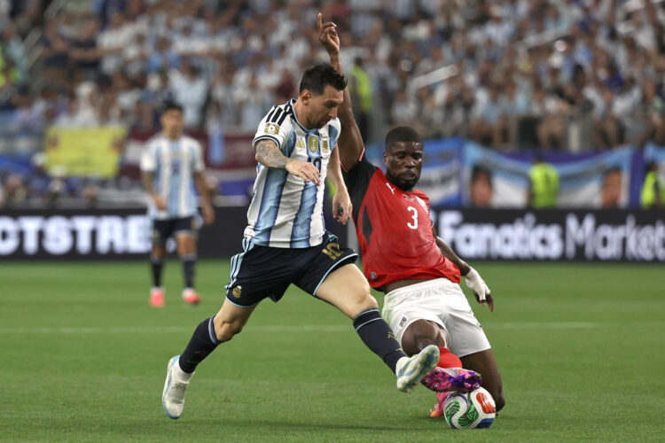 Lionel Messi (i) de Argentina disputa el balón con Kevin Danso de Austria en elpartido del grupo J del Mundial de la FIFA 2026 entre Argentina y Austria en el estadio de Dallas (Estados Unidos). EFE/ Kenneth Fernandez