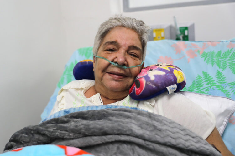 Marlene Santana, sobreviviente de los dos terremotos en Venezuela, posa durante una entrevista con EFE este lunes, en el Hospital Domingo Luciani, en Caracas (Venezuela). EFE/ Raúl Martínez