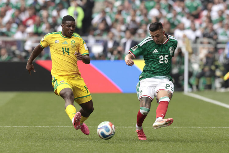 Roberto Alvarado (d) de México disputa un balón con Mbekezeli Mbokazi de Sudáfrica este jueves, durante un partido del grupo A del Mundial de la FIFA 2026 entre México y Sudáfrica en el estadio Ciudad de México (México). EFE/ José Méndez